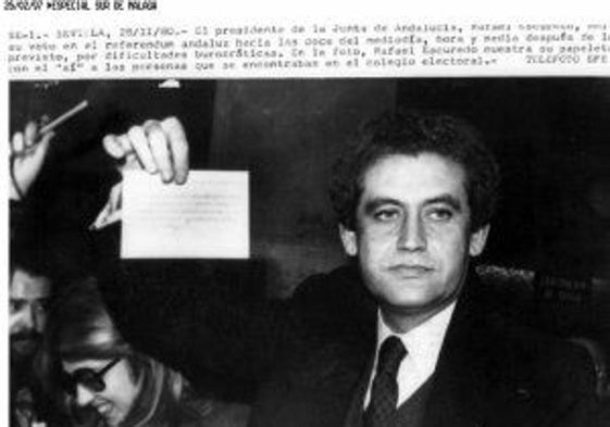 Rafael Escuredo, presidente de la Junta, emitiendo su voto en el referendum andaluz de 1980.