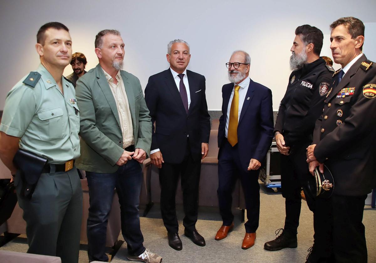 El delegado del Gobierno en Castilla y León, Nicanor Sen, y el presidente de Camino Francés Federación, Miguel Pérez, presentan el VI Curso de Seguridad en las rutas jacobeas.