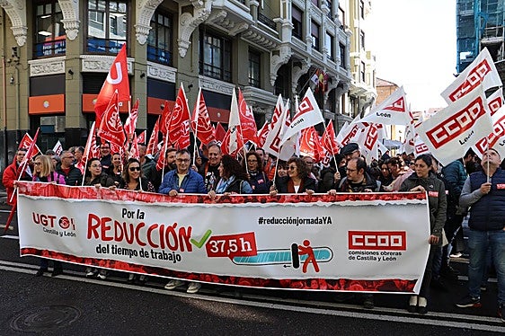 Concentración de los sindicatos frente a la Fele.