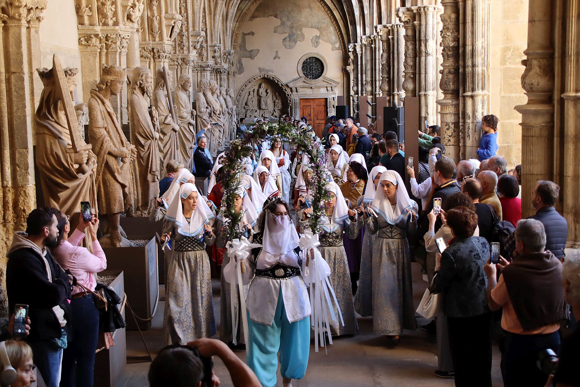 Ceremonia de las Cantaderas en el claustro de la Catedral de León.