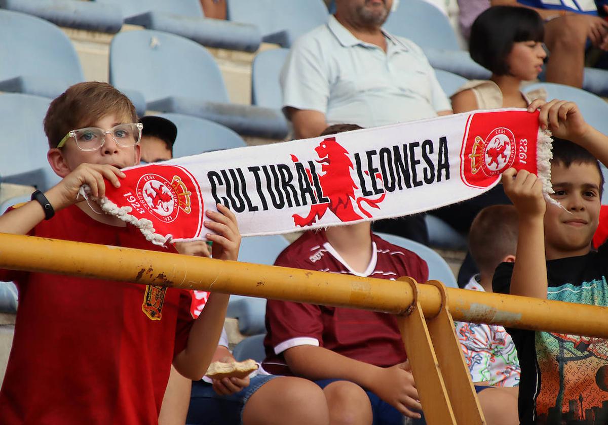 Varios jóvenes aficionados en la grada del Reino de León.