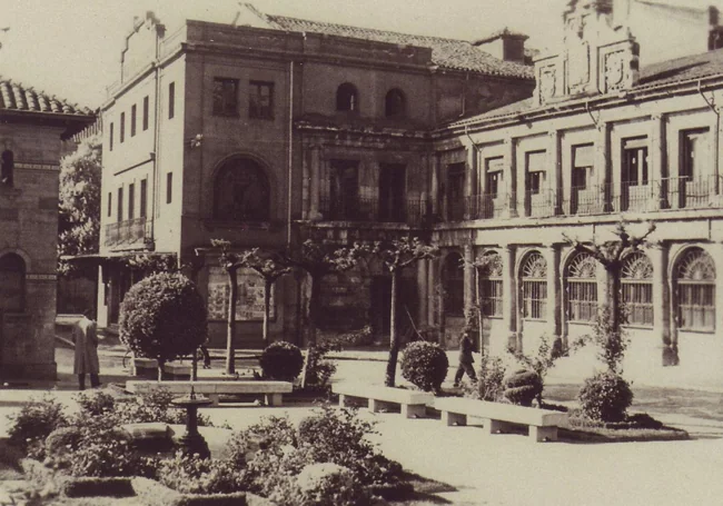 Fachada de la Casa de la Poridad y Teatro Principal. Años 50.