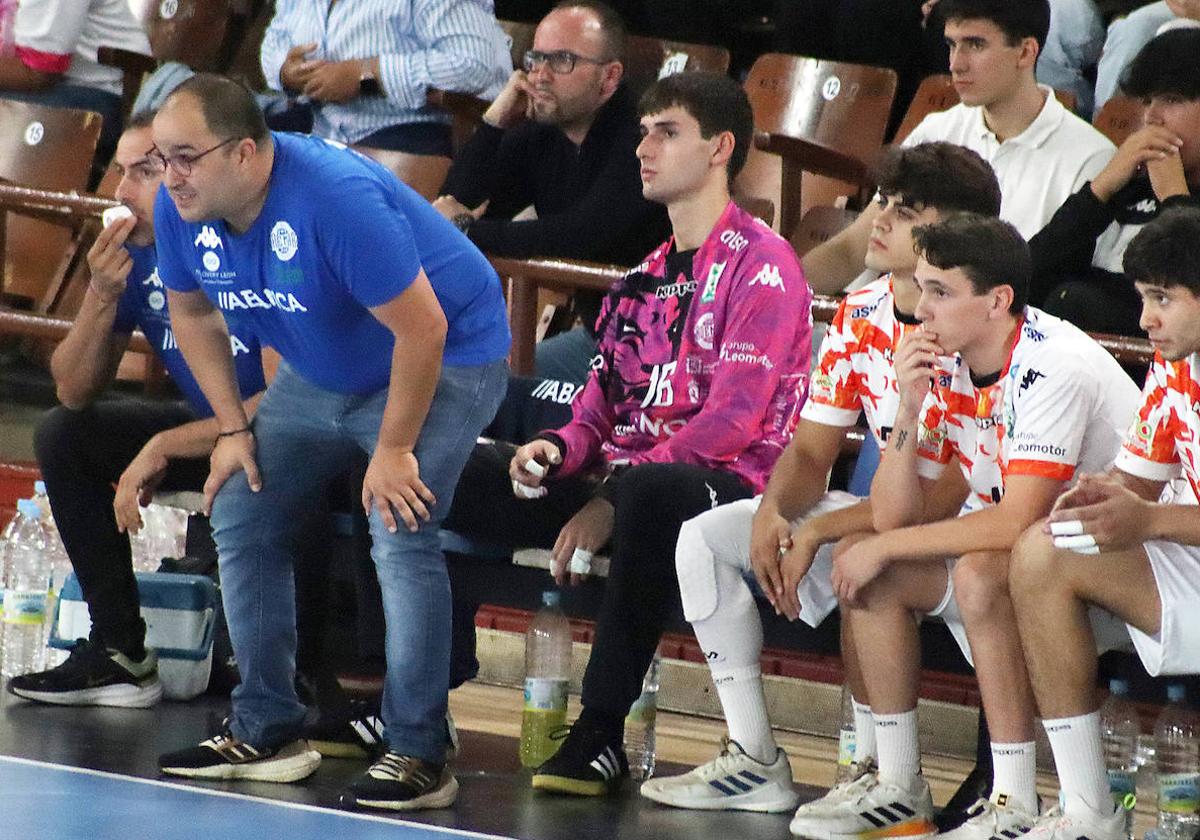 Dani Gordo, entrenador del Abanca Ademar, en un partido de esta temporada.