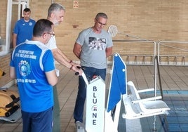 Instalan un elevador para personas de movilidad reducida en el Polideportivo de Navatejera