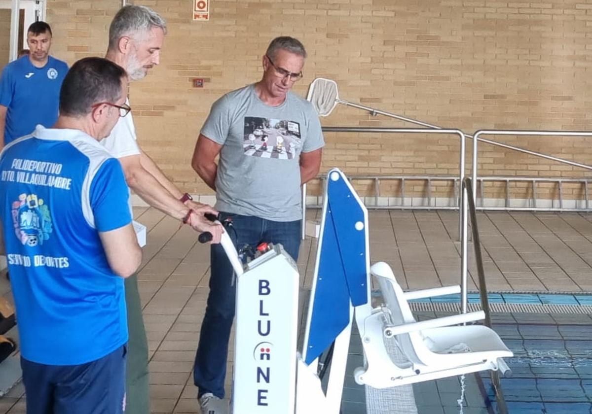 Instalan un elevador para personas de movilidad reducida en el Polideportivo de Navatejera