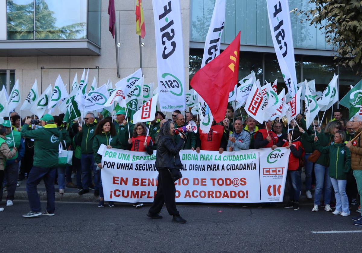 Concentración en León por la falta de personal en la Seguridad Social