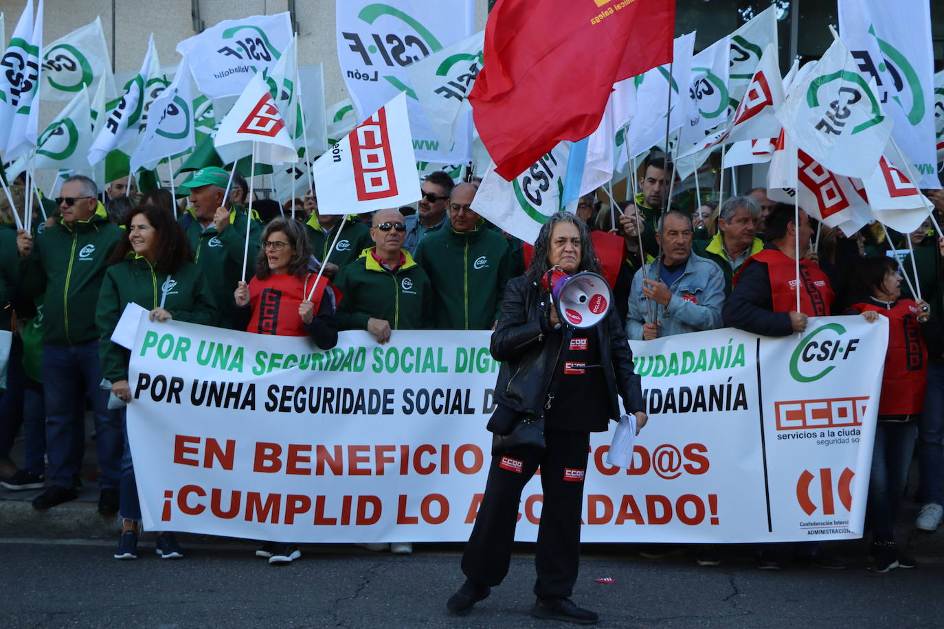 Concentración en León por la falta de personal en la Seguridad Social