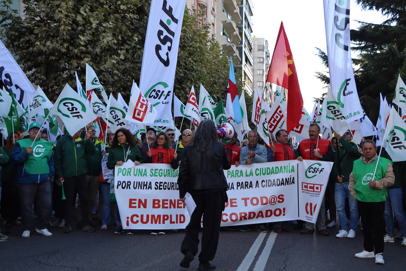 Concentración en León por la falta de personal en la Seguridad Social