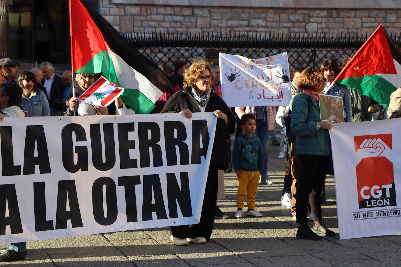 Más de un centenar de personas se concentran en Botines en apoyo a Palestina