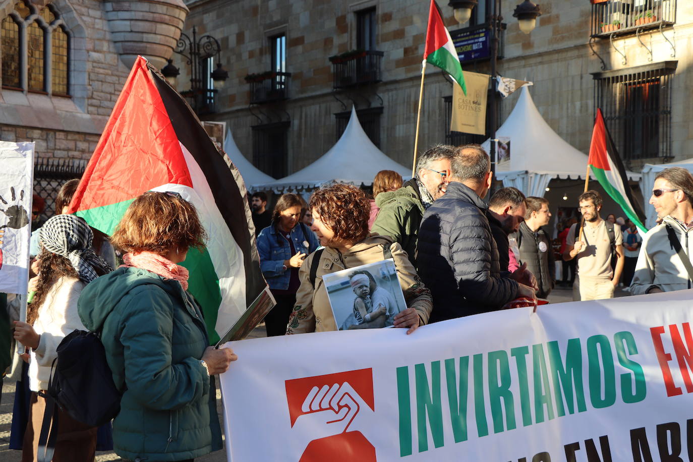 Más de un centenar de personas se concentran en Botines en apoyo a Palestina