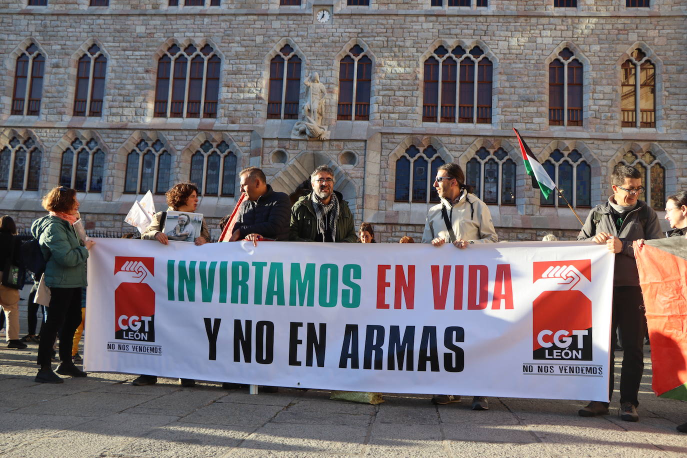 Más de un centenar de personas se concentran en Botines en apoyo a Palestina