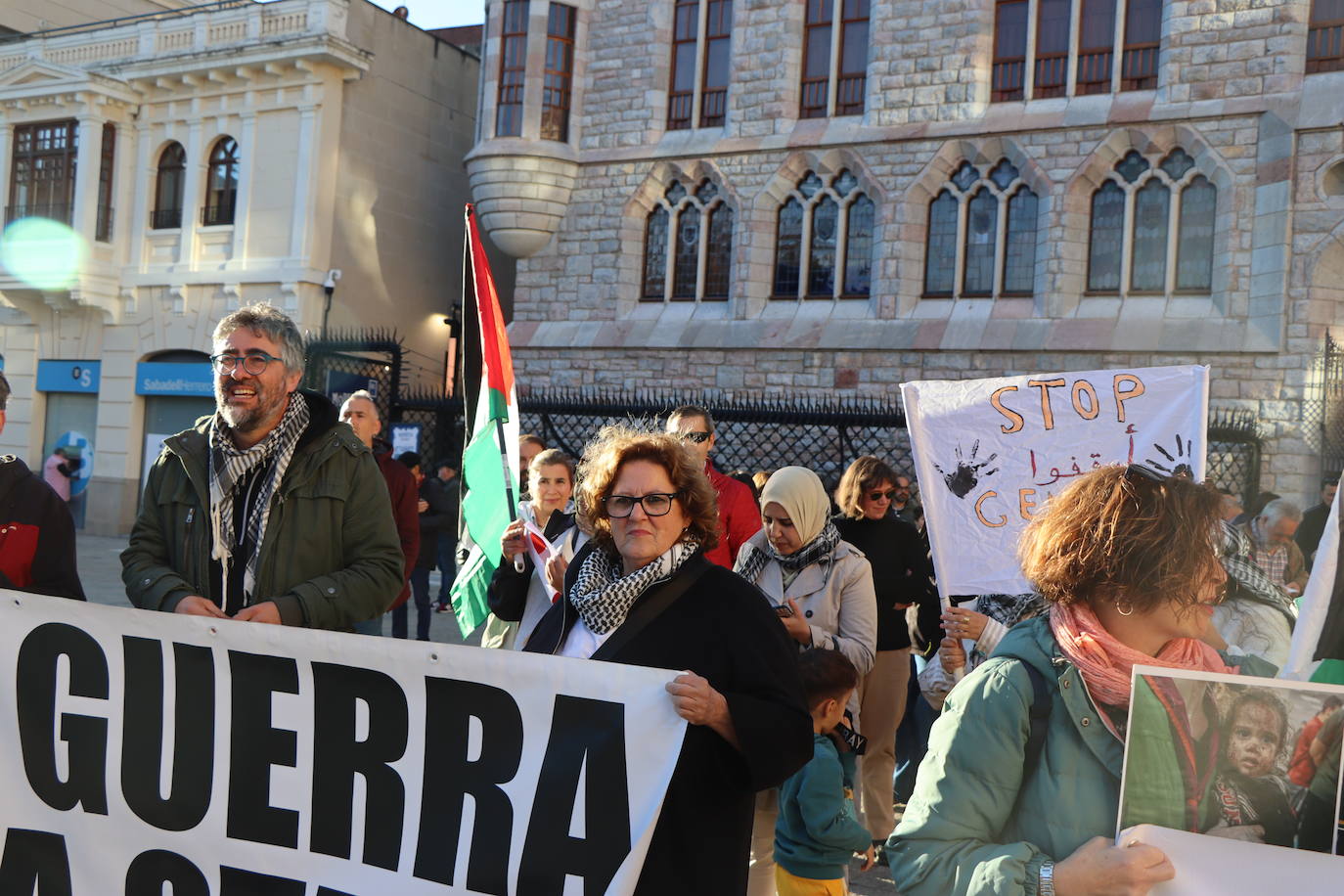 Más de un centenar de personas se concentran en Botines en apoyo a Palestina