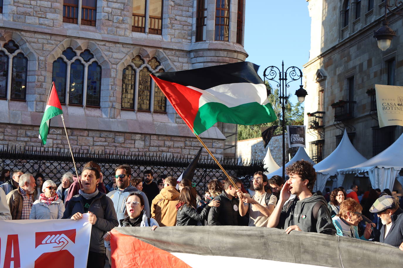 Más de un centenar de personas se concentran en Botines en apoyo a Palestina