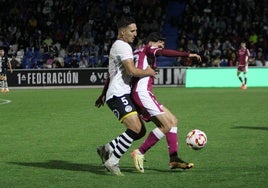 Luis Chacón protege el balón ante Imanol Baz