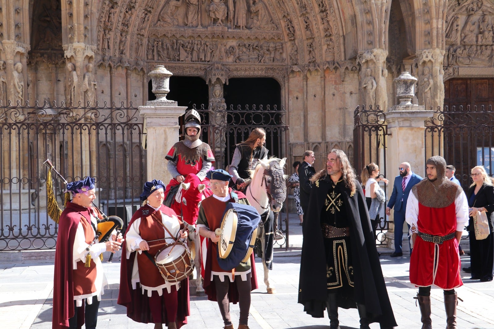 El Heraldo para ante la Catedral de León.