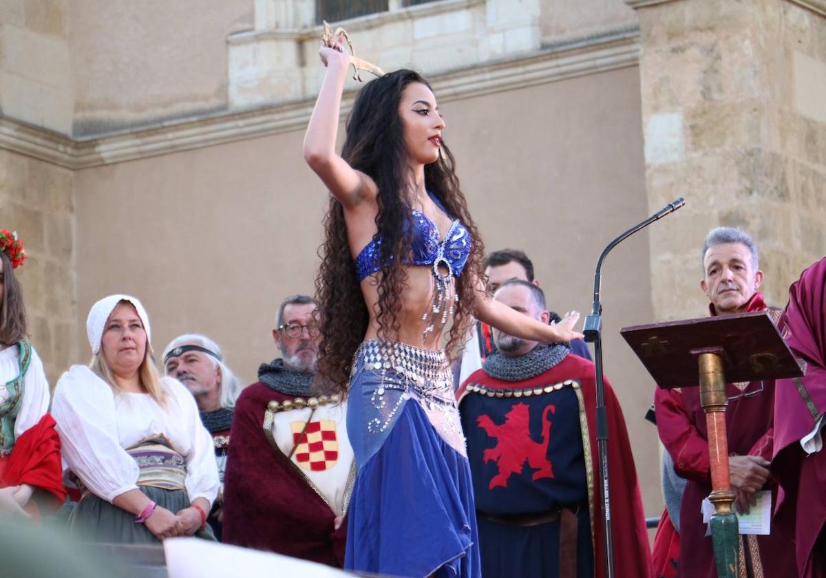 Una bailarina en el acto de liberación.