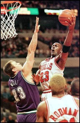 Joe Wolf intentando taponar un tiro de Michael Jordan.