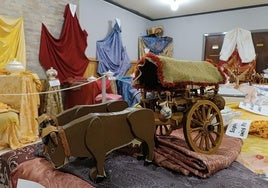 Exposición de carros engalanados en Puente Castro.