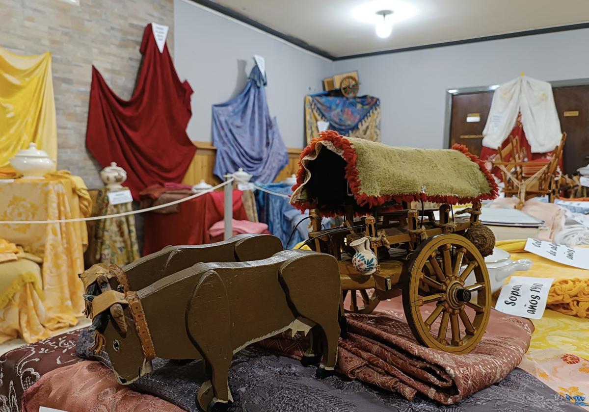 Exposición de carros engalanados en Puente Castro.