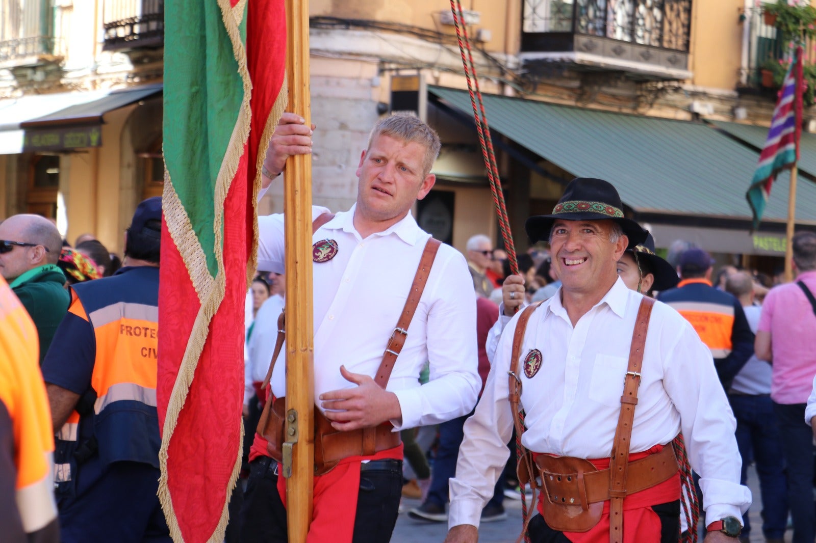 Todas las imágenes del desfile y concentración de pendones por San Froilán