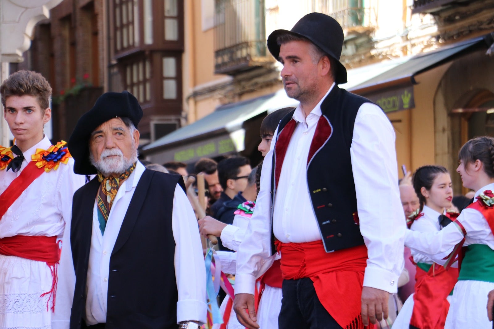 Todas las imágenes del desfile y concentración de pendones por San Froilán