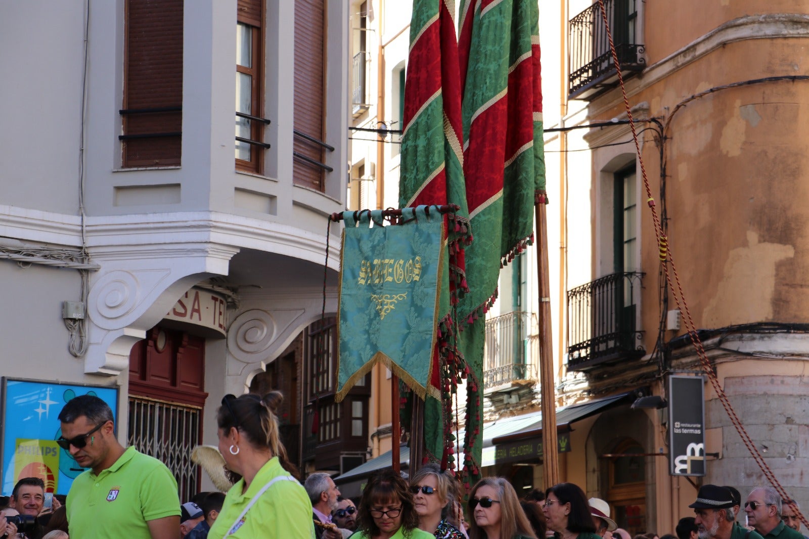 Todas las imágenes del desfile y concentración de pendones por San Froilán