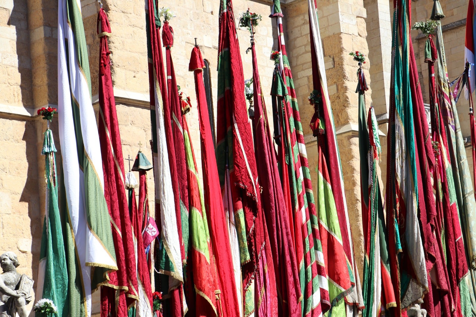 Todas las imágenes del desfile y concentración de pendones por San Froilán