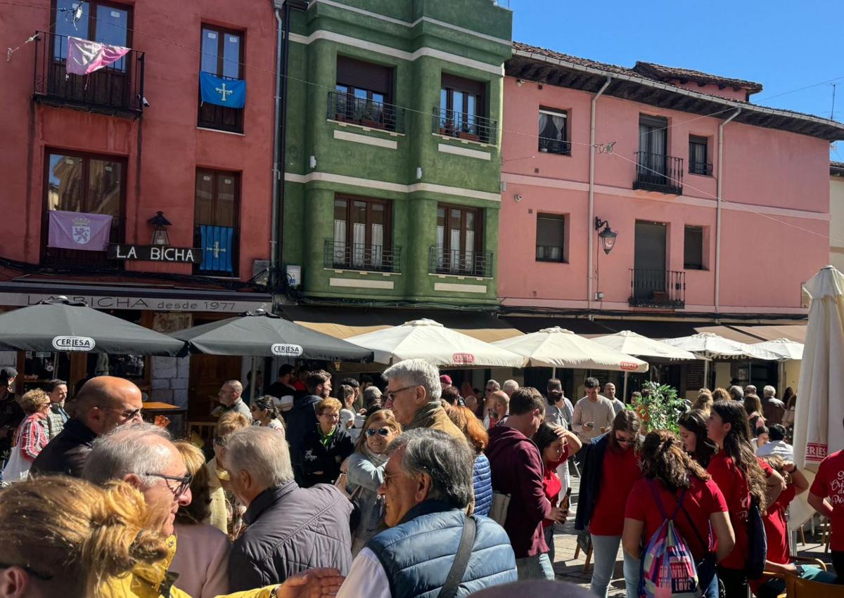 Imagen secundaria 1 - Bares, plazas y vías llenas: León vive San Froilán tirándose a las calles