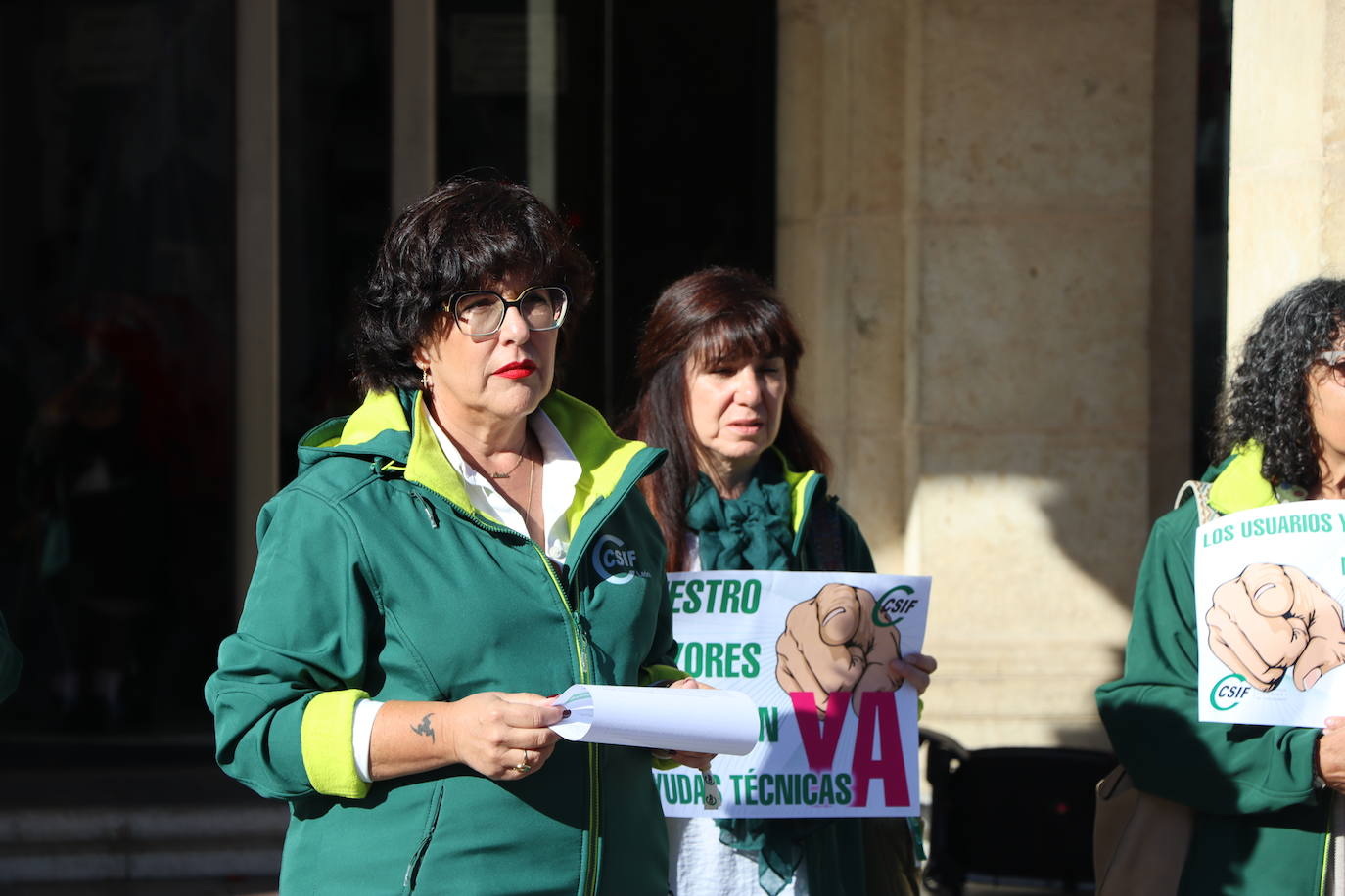 El servicio de ayuda a domicilio se concentra frente al Ayuntamiento de León