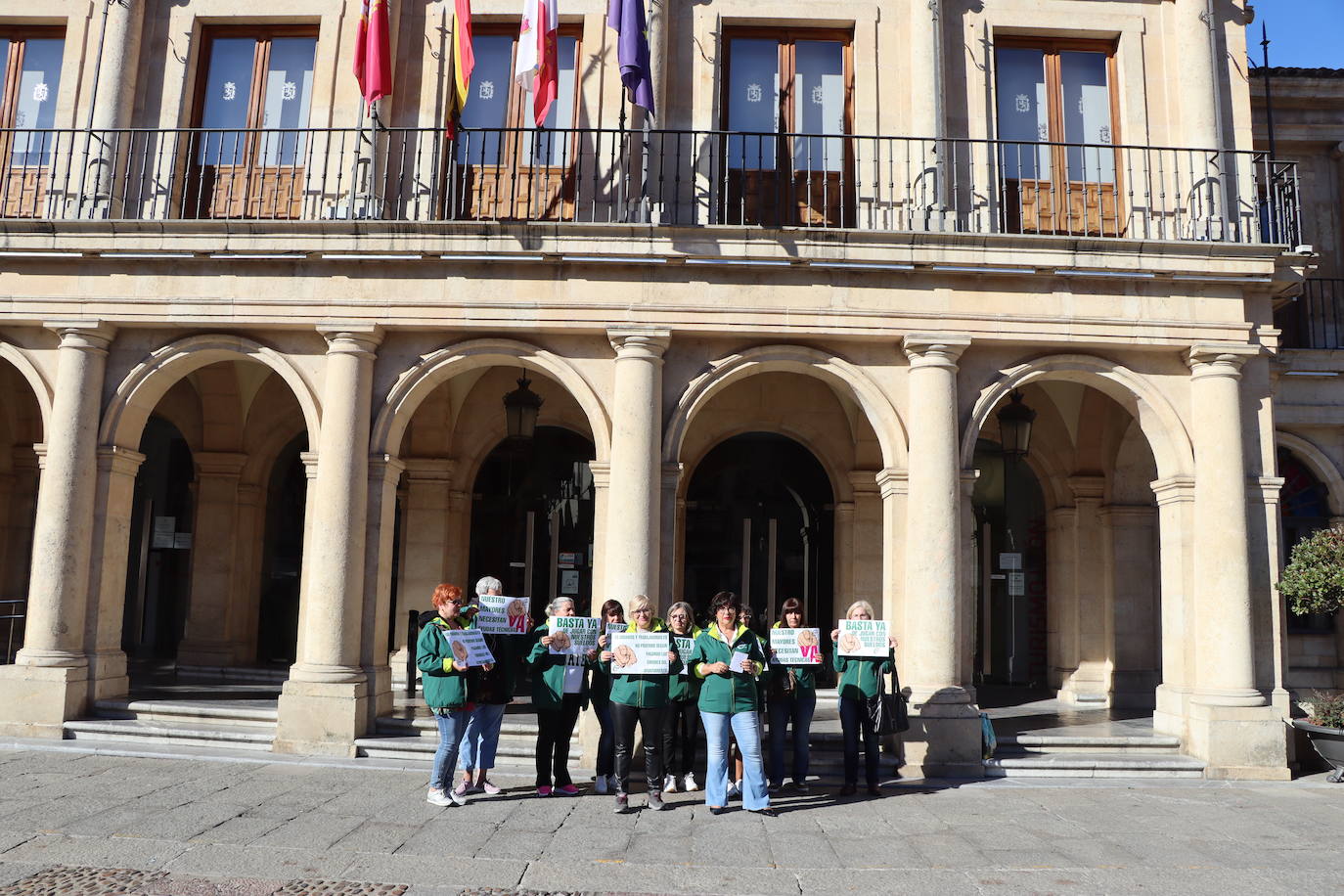 El servicio de ayuda a domicilio se concentra frente al Ayuntamiento de León