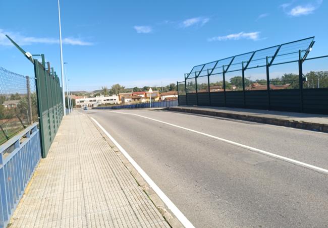 Carretera y aceras del paso actual.