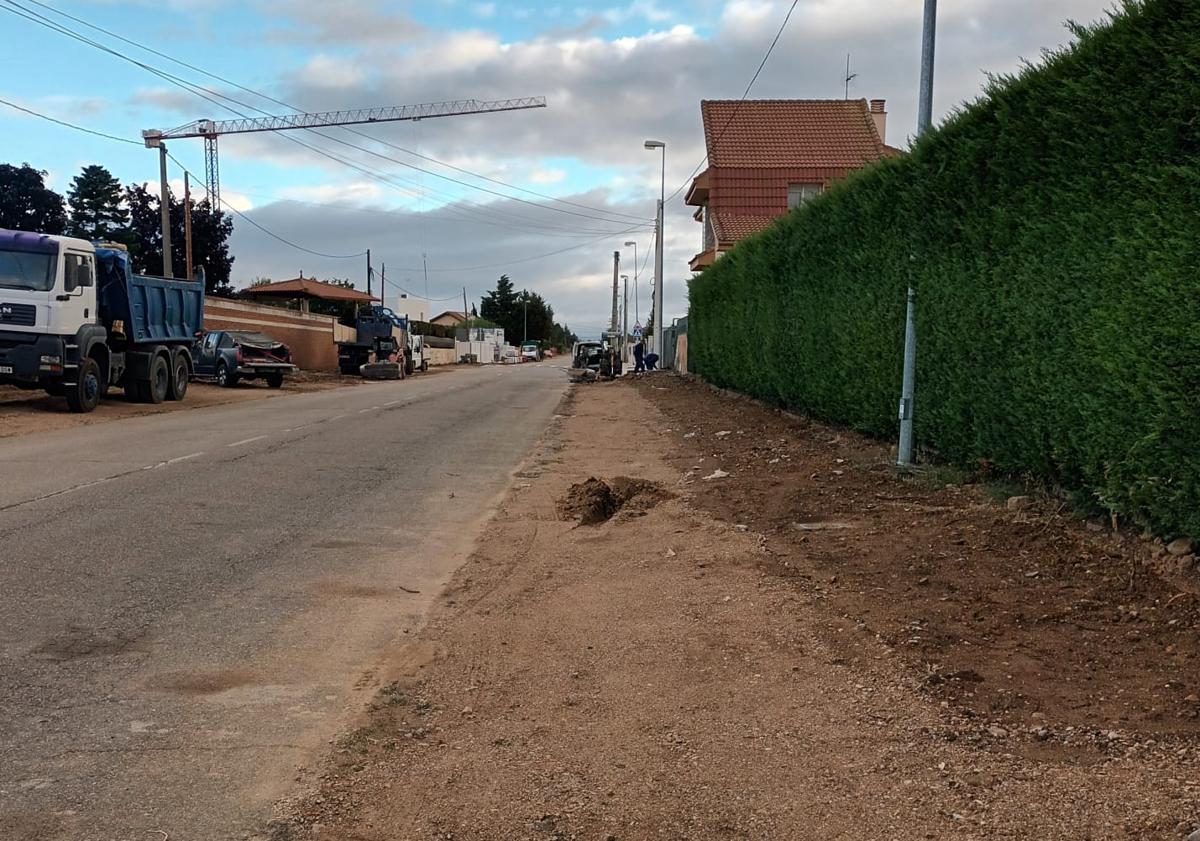 Imagen principal - Las obras de asfaltado en Villaquilambre se completan con las urbanizaciones de varios tramos de vías