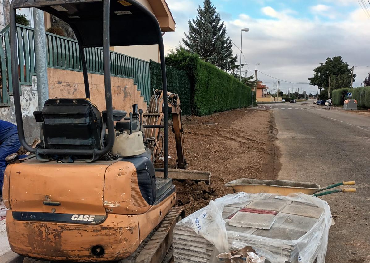 Imagen secundaria 1 - Las obras de asfaltado en Villaquilambre se completan con las urbanizaciones de varios tramos de vías