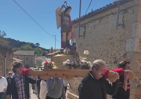 La procesión en honor a San Miguel fue el único acto.