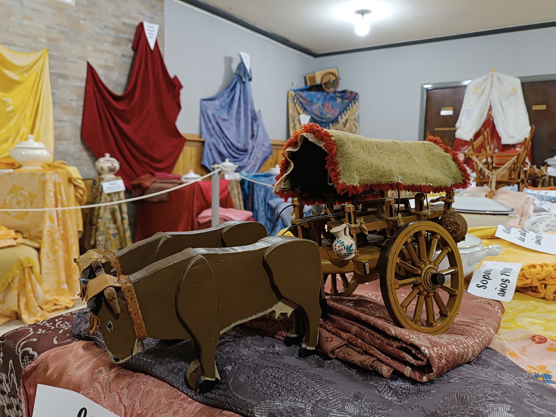 Exposición de carros engalanados en Puente Castro