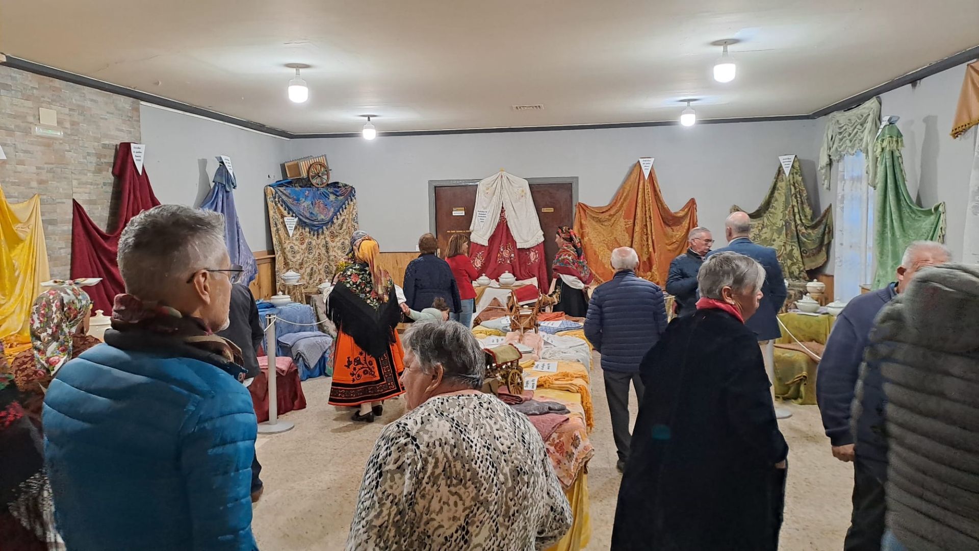 Exposición de carros engalanados en Puente Castro