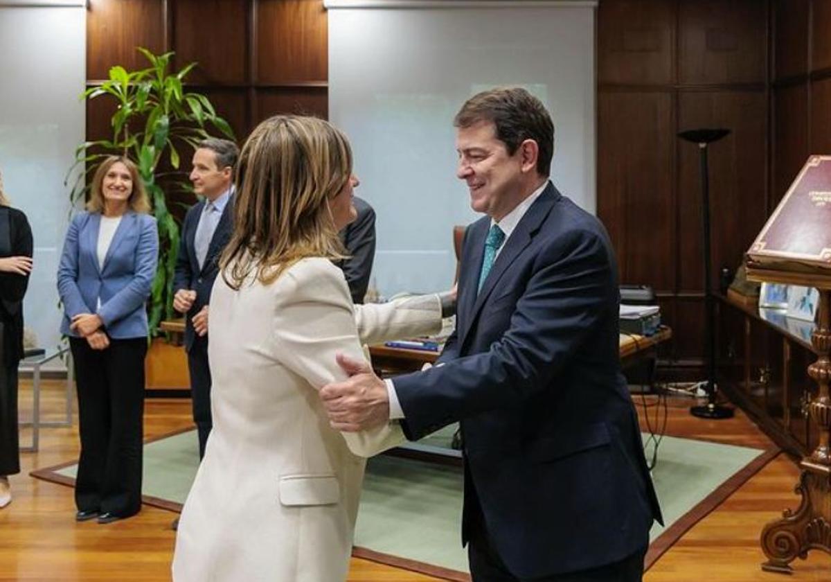 Nuria González, rectora de la Universidad de León, saluda al presidente Fernández Mañueco antes de la reunión.