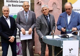 El delegado territorial de la Junta en León, Eduardo Diego, el presidente de la Academia Leonesa de Gastronomía, José Cañedo y el concejal Vicente Canuria presentan las primeras Jornadas Gastronómicas de la Trucha en León.