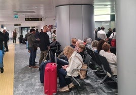 Algunos leoneses esperando en el aeropuerto de Pisa.