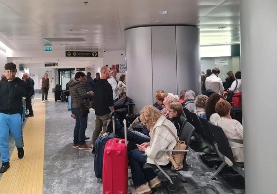 Algunos leoneses esperando en el aeropuerto de Pisa.