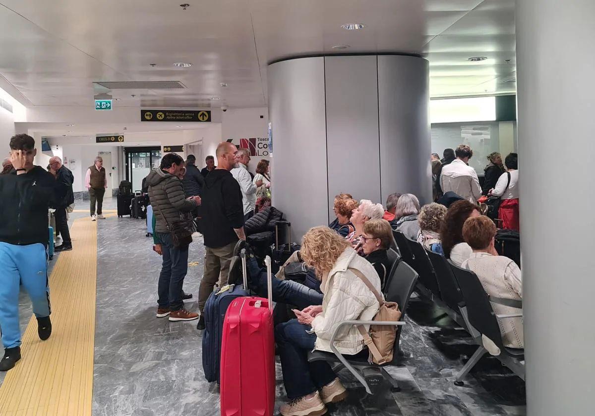 Algunos leoneses esperando en el aeropuerto de Pisa.