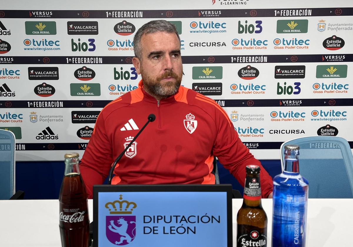 Javi Rey, entrenador de la Deportiva, en la sala de prensa de El Toralín.