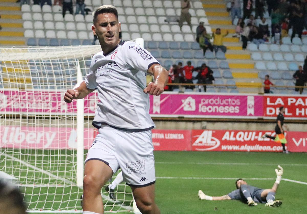 Manu Justo celebra su gol.