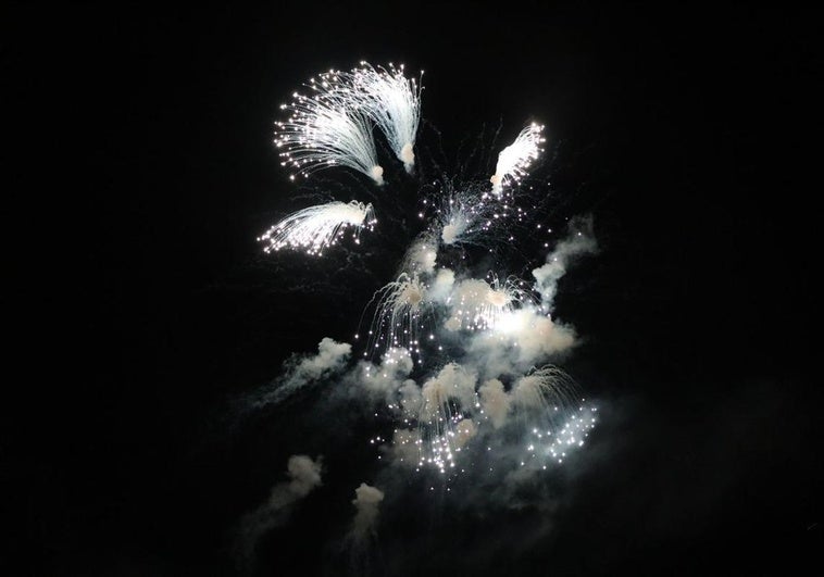 Una de las figuras de los fuegos artificiales.