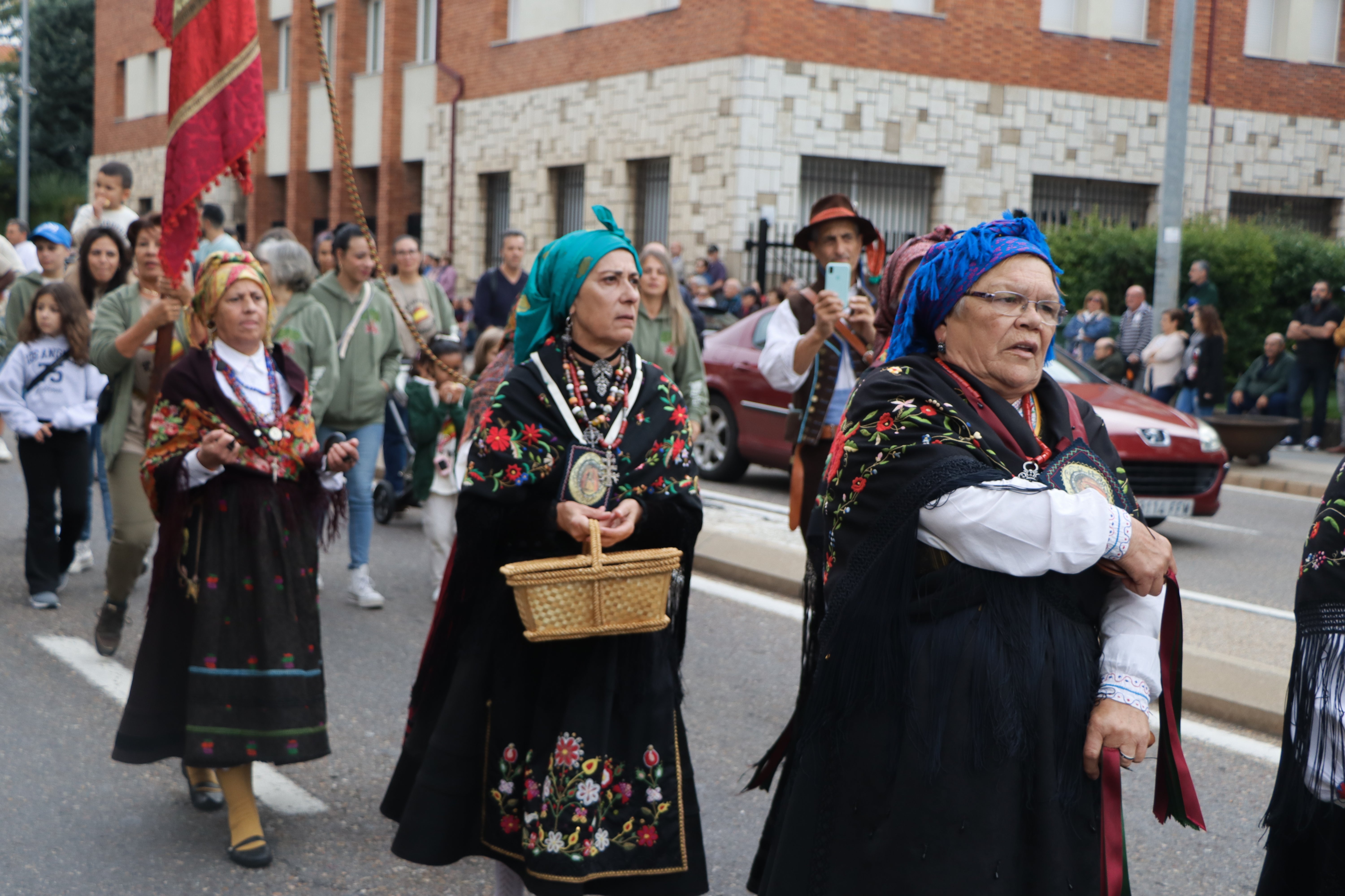 Desfile de pendones en la romería de San Froilán