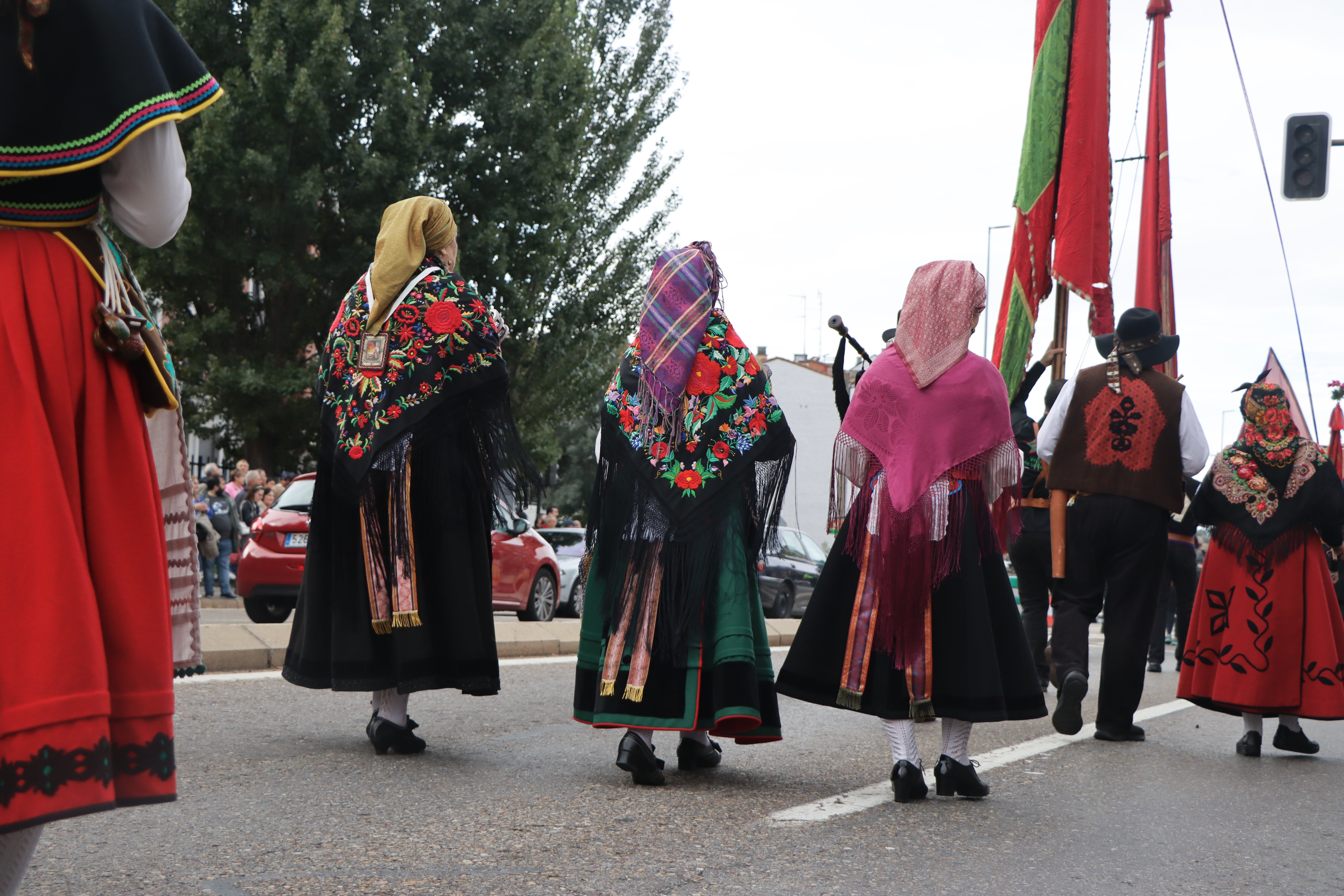 Desfile de pendones en la romería de San Froilán