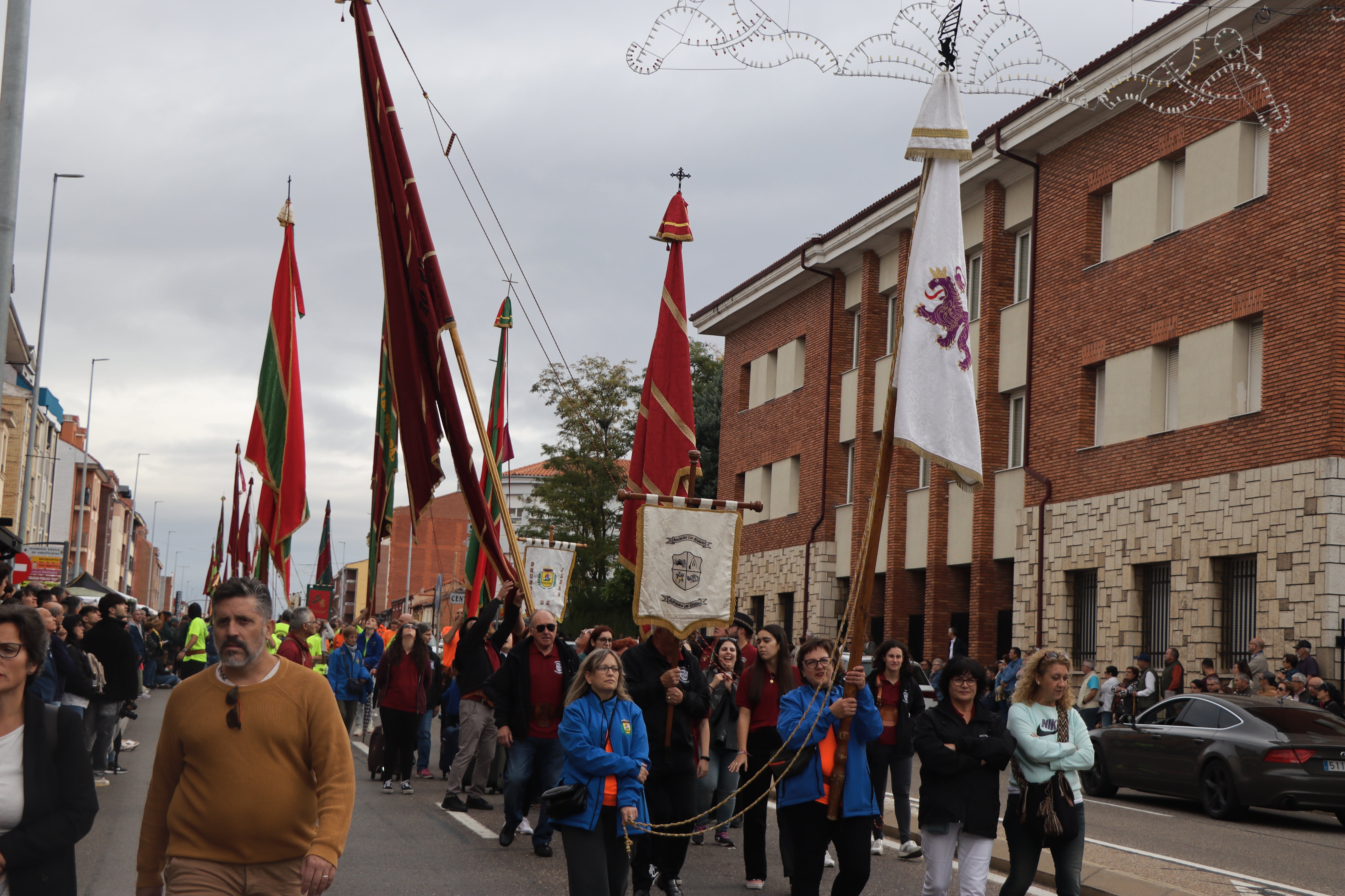 Desfile de pendones en la romería de San Froilán