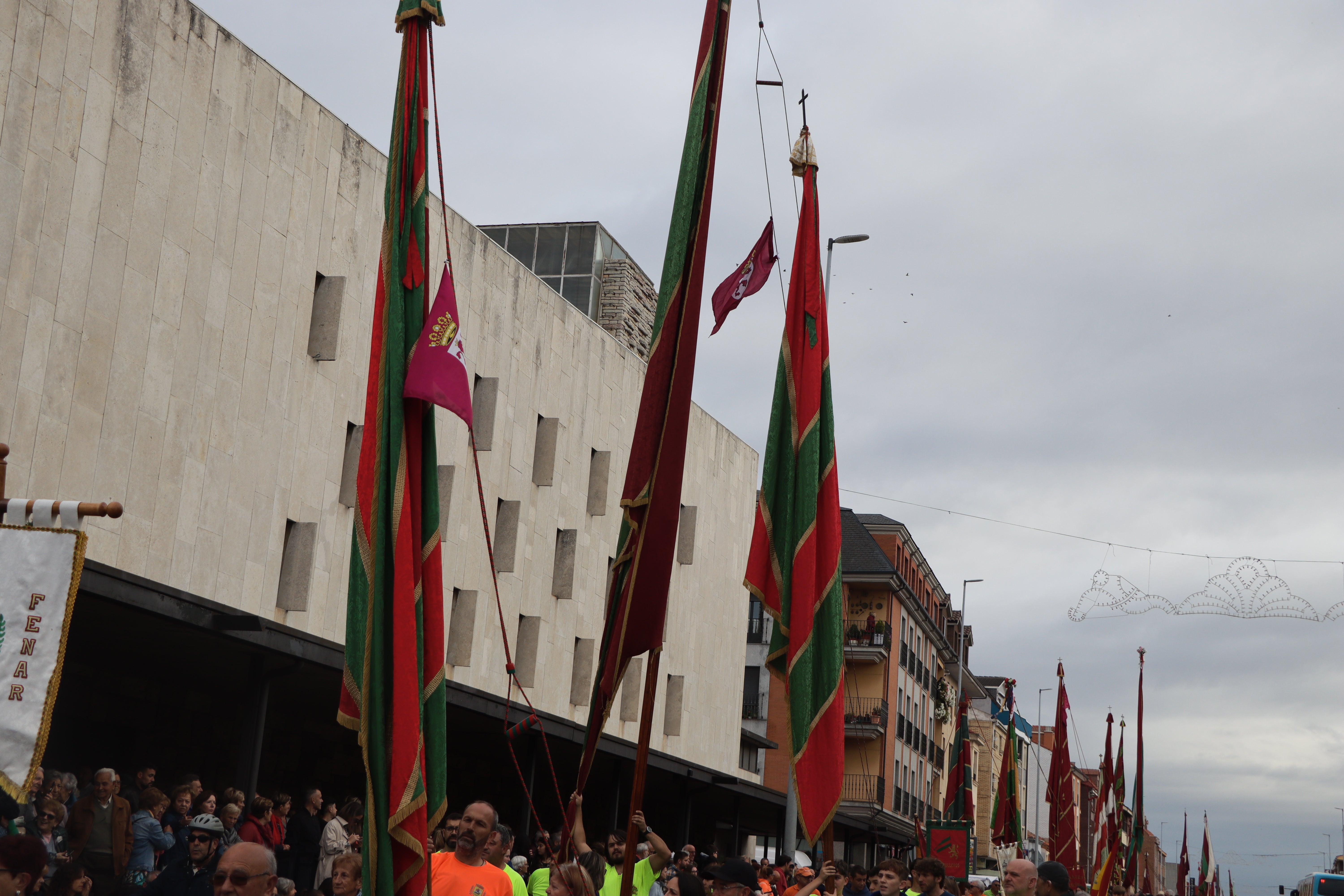 Desfile de pendones en la romería de San Froilán