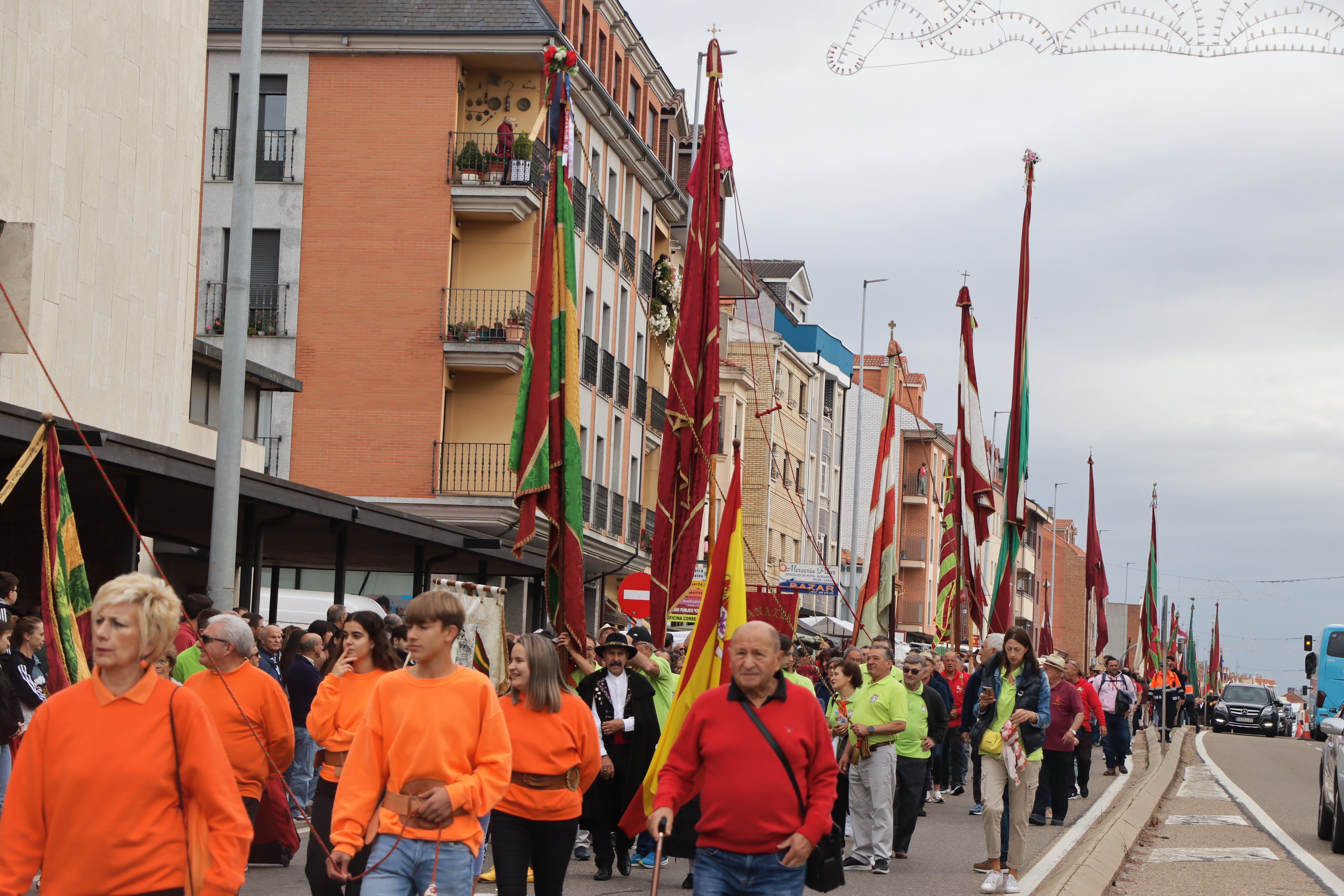 Desfile de pendones en la romería de San Froilán