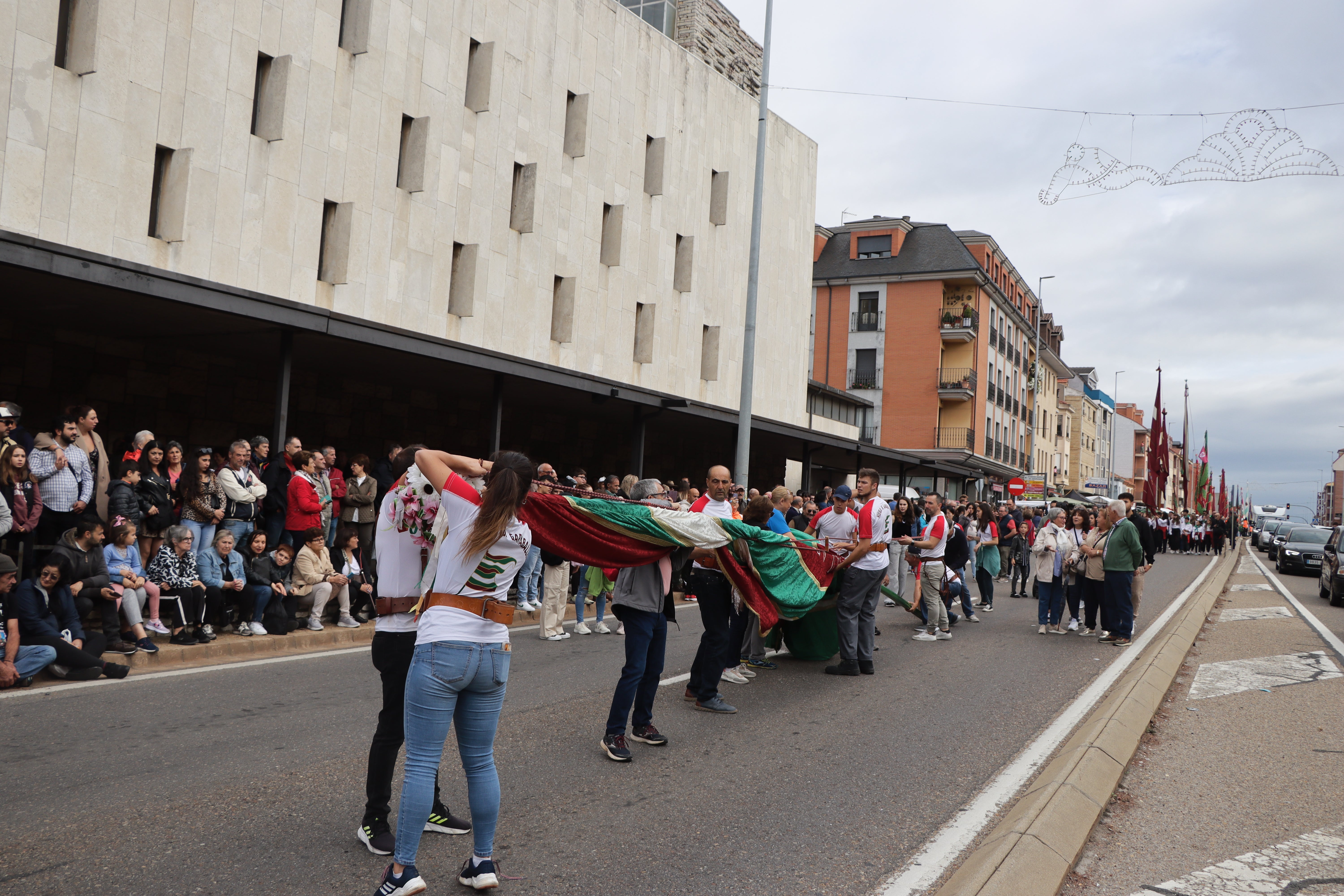 Desfile de pendones en la romería de San Froilán